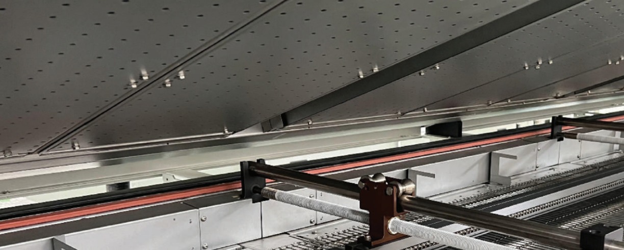 Interior de uma plataforma térmica Heller para refusão SMT